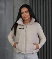 Жилет женский из водоотталкивающей плащевки с эко пухом дутая стеганая модель с высоким воротником на молнии с карманами короткий демисезонный