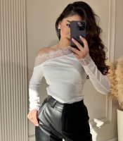 Лонгслив женский из вискозного трикотажа с асимметричным открытым плечом и кружевной отделкой весенний