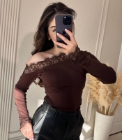 Лонгслив женский из вискозного трикотажа с открытыми плечами и кружевной отделкой весенний