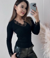 Лонгслив женский из вискозного трикотажа с V-образным вырезом и кружевной отделкой весенний