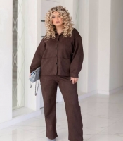 Костюм-двойка женский из замши на дайвинге: жакет на пуговицах с поясом и прямые брюки весенний