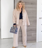 Костюм-двойка женский из замши на дайвинге: жакет на пуговицах и прямые брюки весенний