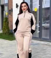 Спортивный костюм-двойка женский велюровый комбинированный со свитшотом на молнии и широкими брюками весенний