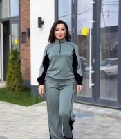 Спортивный костюм-двойка женский велюровый комбинированный со свитшотом на молнии и широкими брюками весенний