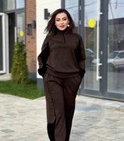 Спортивный костюм-двойка женский велюровый комбинированный со свитшотом на молнии и широкими брюками весенний