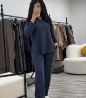 Костюм-двойка женский из двунитки: свободная рубашка с V-образным вырезом и прямые брюки весенний