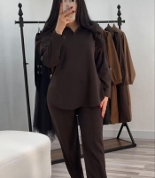 Костюм-двойка женский из двунитки: свободная рубашка с V-образным вырезом и прямые брюки весенний