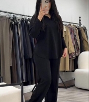 Костюм-двойка женский из двунитки: свободная рубашка с V-образным вырезом и прямые брюки весенний