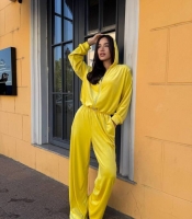 Спортивный костюм женский велюровый с худи на молнии с капюшоном и широкими брюками весенний
