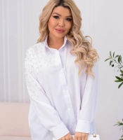 Рубашка женская из софта удлиненная оверсайз с жемчужным декором на пуговицах весенняя