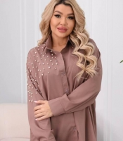 Рубашка женская из софта удлиненная оверсайз на пуговицах с жемчужным декором весенняя