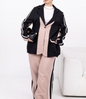 Костюм-двойка женский из крепа: пиджак оверсайз на кнопке и широкие брюки с лампасами весенний