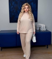 Костюм-двойка женский из трикотажа рубчик: туника с высоким воротом и широкие брюки весенний