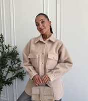Рубашка женская из шерстяного букле утепленная оверсайз с накладными карманами весенняя