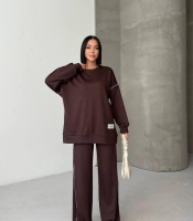 Костюм-двойка женский из итальянского трикотажа со свитшотом оверсайз и брюками с высокой посадкой с кантом и нашивкой в стиле спорт-шик