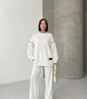 Костюм-двойка женский из итальянского трикотажа со свитшотом оверсайз и брюками с высокой посадкой с кантом и нашивкой в стиле спорт-шик