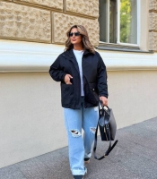 Ветровка женская из хлопкового тренча на подкладке с капюшоном накладными карманами на молнии и утяжкой по низу весенняя