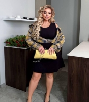 Платье-футляр женское из трикотажа в рубчик с фланелевой вставкой в клетку с открытыми плечами весеннее