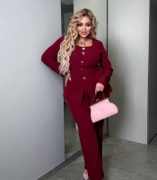 Костюм-двойка женский из крепа: блуза на пуговицах с U-образным вырезом и прямые брюки с карманами деловой весенний