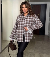 Рубашка женская из хлопка фланель в клетку оверсайз удлиненная на пуговицах с акцентными рукавами и кружевными манжетами весенняя