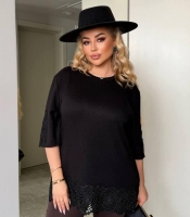 Футболка-туника женская из ангоры удлиненная свободного кроя с кружевной отделкой демисезонная