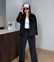 Спортивный костюм женский из велюра с кофтой на молнии и прямыми брюками на резинке с фиксаторами демисезонный