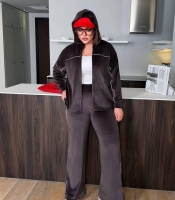 Спортивный костюм женский из велюра с кофтой на молнии и прямыми брюками на резинке с фиксаторами и декоративным кантом демисезонный