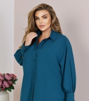 Блуза женская из софта свободного прямого кроя с воротником на пуговицах и длинными широкими рукавами демисезонная