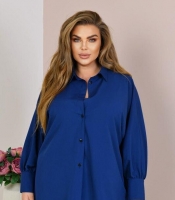 Блуза женская из софта свободного прямого кроя с воротником на пуговицах и длинными широкими рукавами демисезонная