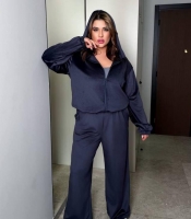 Спортивный костюм женский из велюра с кофтой на молнии и капюшоном свободного кроя с прямыми брюками демисезонный