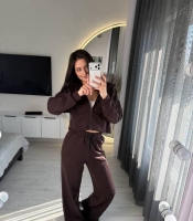 Спортивный костюм женский велюровый двойка с укороченной кофтой на молнии и широкими штанами демисезонный