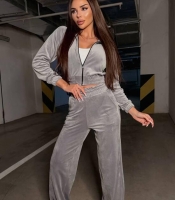 Спортивный костюм женский велюровый двойка с укороченной кофтой на молнии с капюшоном и широкими брюками демисезонный