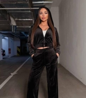 Спортивный костюм женский велюровый двойка с укороченной кофтой на молнии с капюшоном и широкими брюками демисезонный