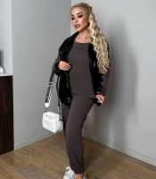 Костюм-тройка женский из двунитки и эко кожи с бомбером футболкой и джоггерами оверсайз весенний
