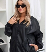 Ветровка-бомбер женская из эко кожи на байке с капюшоном на молнии средняя весенняя