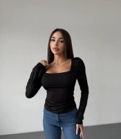 Лонгслив женский из микродайвинга приталенный с длинным рукавом и квадратным вырезом весенний