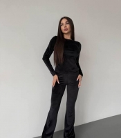 Костюм-двойка женский велюровый с облегающей кофтой и расклешенными брюками повседневный