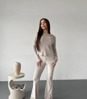 Костюм-двойка женский велюровый с кофтой и расклешенными брюками повседневный