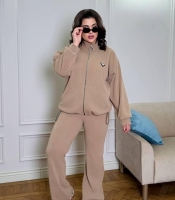 Спортивный костюм женский из вельвета и трикотажа двойка: кофта на молнии с утяжкой и прямые расширенные брюки весенний