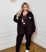 Костюм женский из микровельвета двойка: рубашка свободного кроя на пуговицах и джоггеры с высокой посадкой весенний