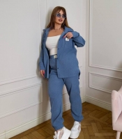 Костюм женский из микровельвета двойка: рубашка свободного кроя на пуговицах и джоггеры с высокой посадкой весенний