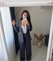 Костюм-двойка женский из костюмной ткани с пиджаком на подкладке и прямыми брюками с высокой посадкой весенний