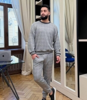 Костюм мужской из софт трикотажа прогулочный с кофтой свободного кроя и брюками на резинке со шнурком весенний