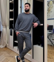 Костюм мужской из софт трикотажа прогулочный с кофтой свободного кроя и брюками на резинке со шнурком весенний