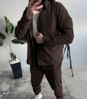 Костюм-двойка мужской из микровельвета с рубашкой на кнопках и брюками на резинке весенний