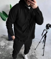 Костюм-двойка мужской из микровельвета с рубашкой на кнопках и брюками на резинке весенний