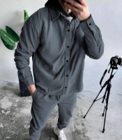 Костюм-двойка мужской из микровельвета с рубашкой на кнопках и брюками на резинке весенний