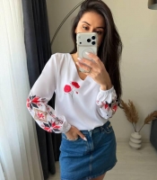 Блуза женская из софта свободная с длинными рукавами и V образным вырезом с вышивкой демисезонная