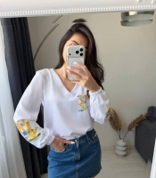 Блуза женская из софта свободная с длинными рукавами и V образным вырезом с вышивкой демисезонная