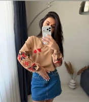 Блуза женская из софта свободная с длинными рукавами и круглым вырезом с вышивкой демисезонная